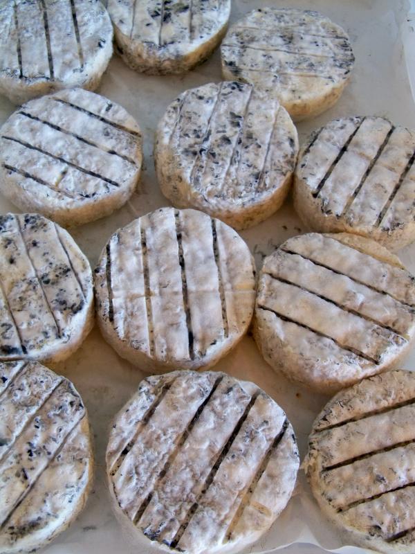 Fromages de chèvre secs.