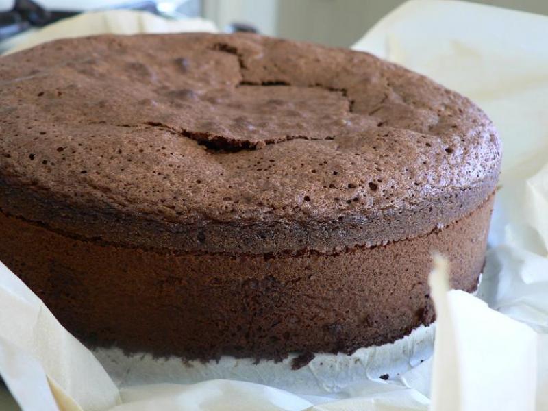 Photo d'un gâteau moelleux fourré au chocolat ou aux pépites de chocolat ou au lait.