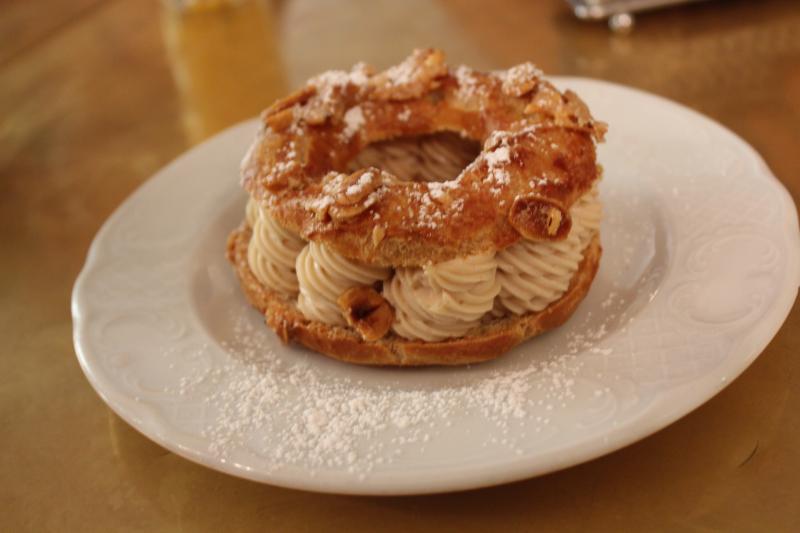 Photo d'un gâteau Paris-Brest (pâte à choux crème mousseline praliné).
