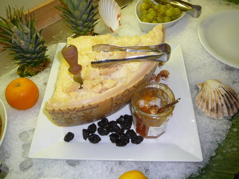 Photo de grana padano  accompagné de fruits.