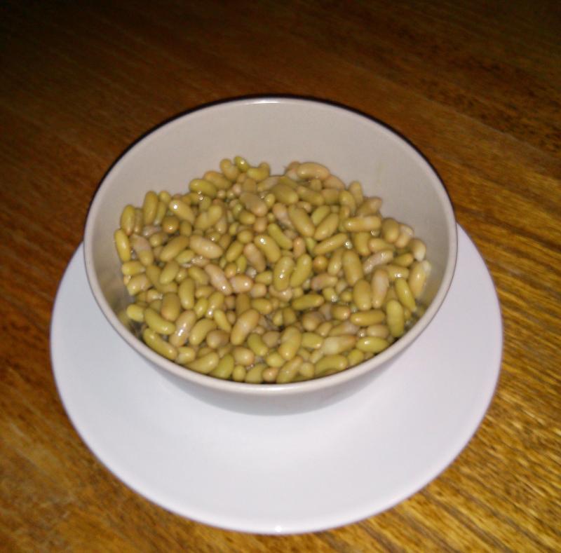 Photo d'un bol de haricots flageolets, verts, cuits.