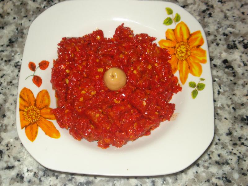 Photo d'une assiette de harissa (sauce condimentaire).