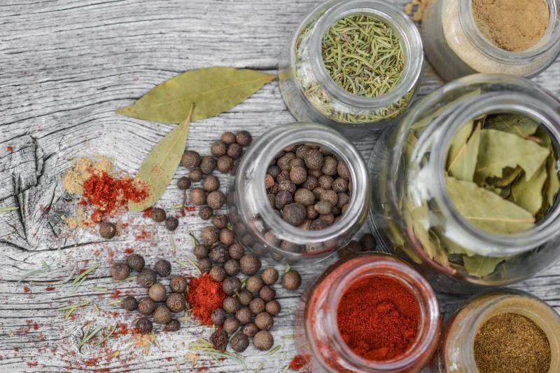 Photo d' hrbes aromatiques fraîches (aliment moyen).