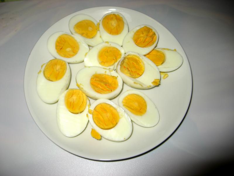 Photo d'une assiette d'oeufs cuits, avec ses blancs et ses jaunes.