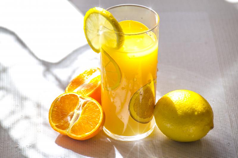 Jus multifruit - base orange, multivitaminé.