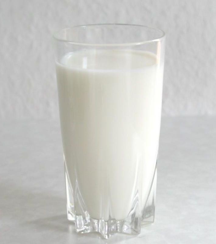 Verre de lait demi-écrémé, UHT.