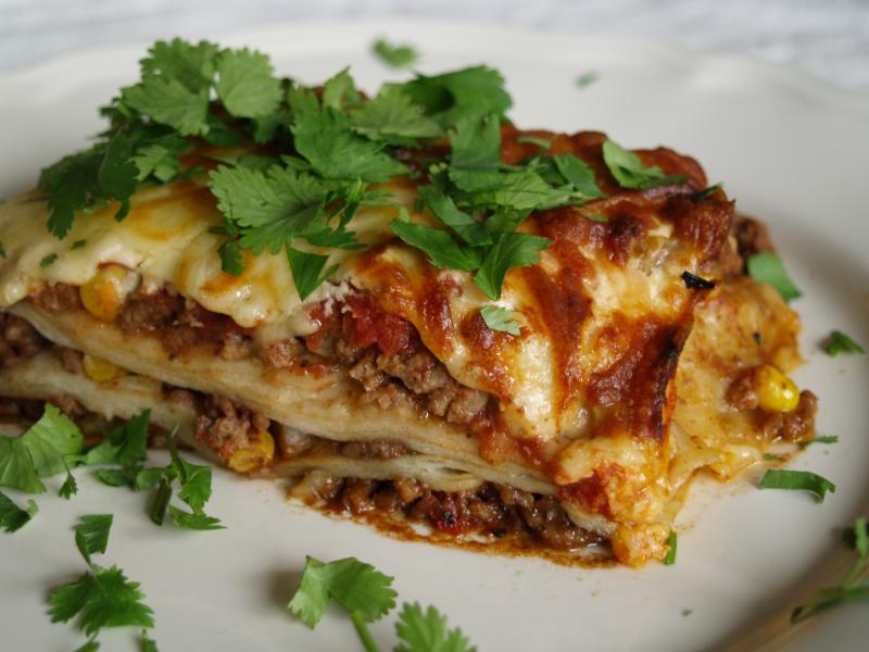 Photo d'un plat de lasagnes à la bolognaise.