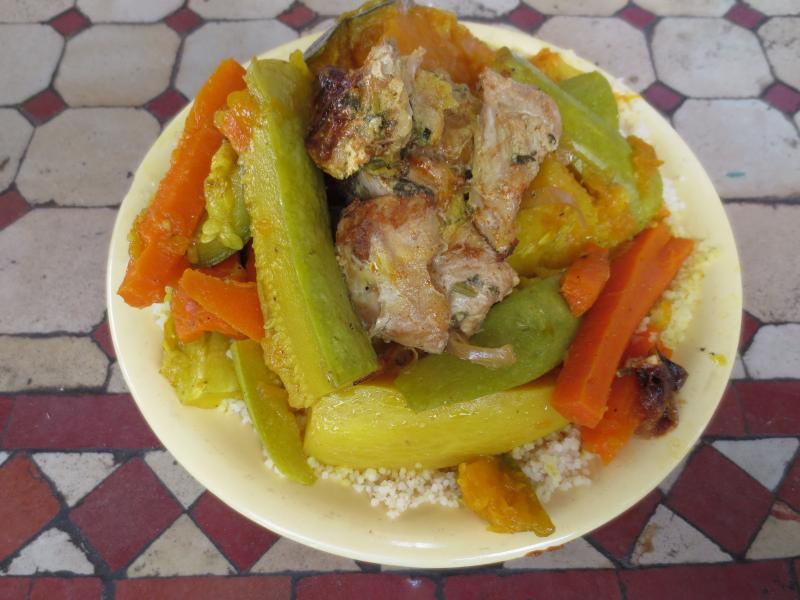 Légumes pour couscous, cuits, dans une assiette de couscous marocain.