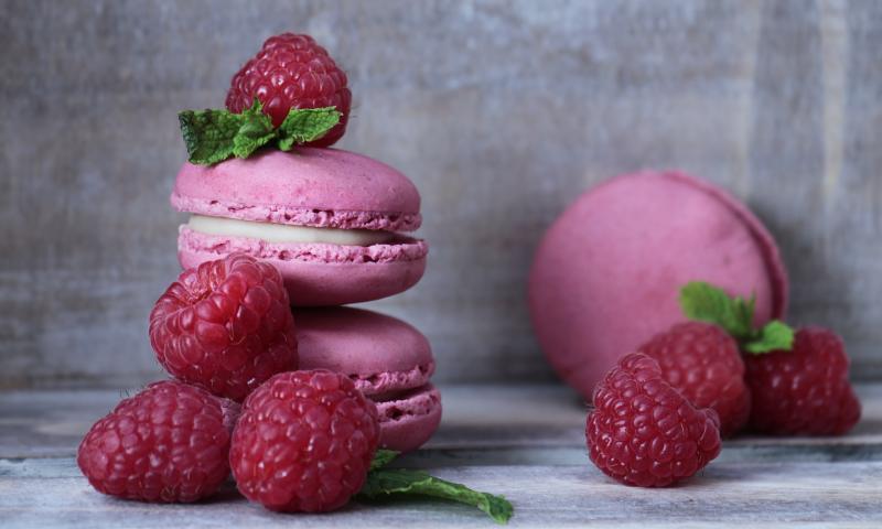 Photo de macarons moelleux fourrés à la confiture ou à la crème.
