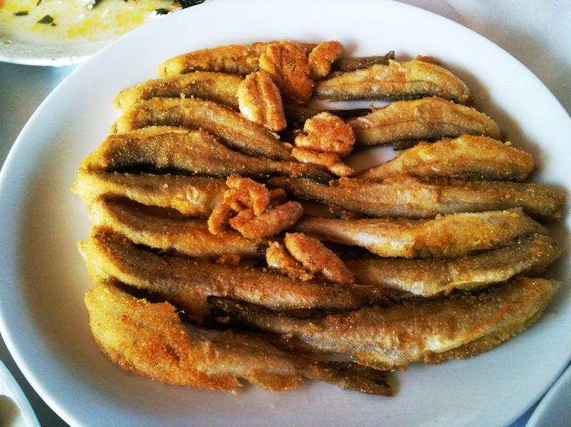 Photo d'un plat de merlans, frits.