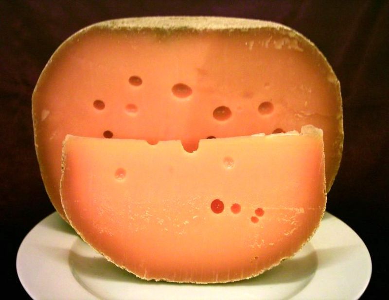 Photo de mimolette de couleur rosée