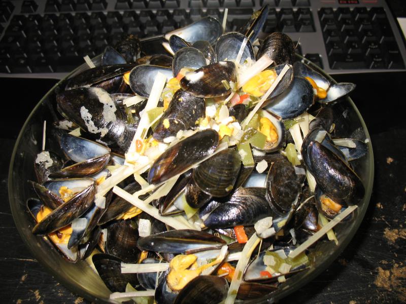 Photo d'un plat de moules appertisées, égouttées,