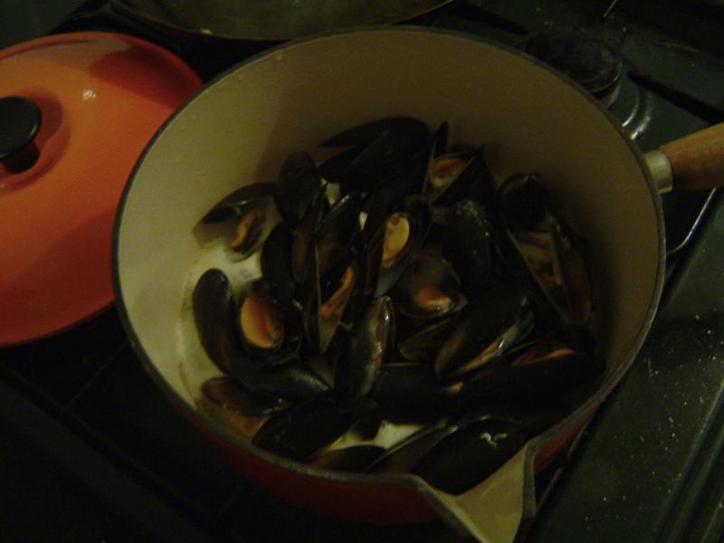 Photo d'un plat de moules, cuites à l'eau.