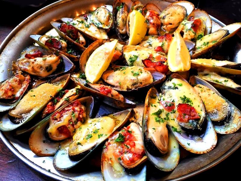   Moules farcies (matière grasse, persillade…), crues.