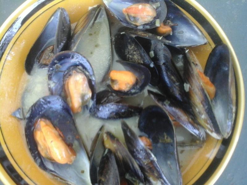 Moules marinières (oignons et vin blanc).