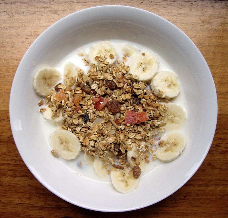 Muesli croustillant aux fruits et/ou fruits secs, graines (non enrichi en vitamines et minéraux).