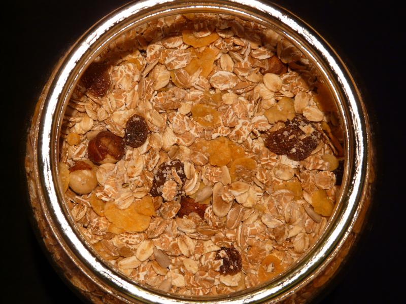 Photo de muesli croustillant aux fruits ou fruits secs, enrichi en vitamines et minéraux.