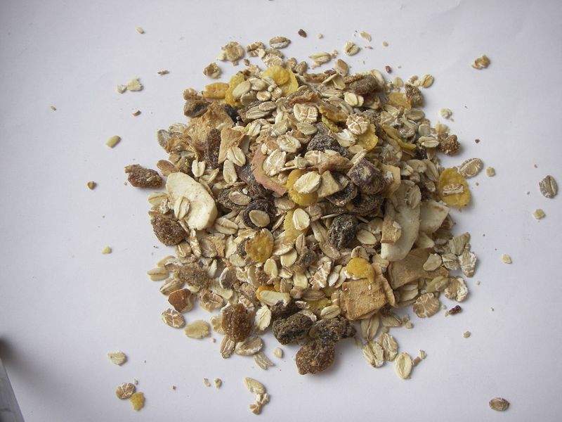 Une gros poignée de muesli floconneux aux fruits ou fruits secs, enrichi en vitamines et minéraux.