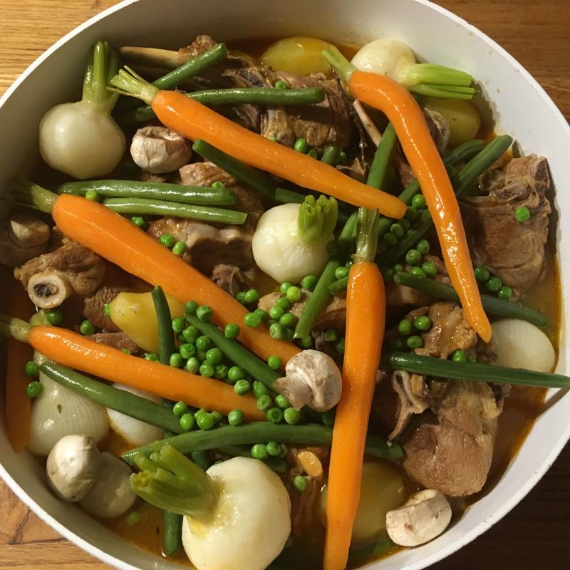 Photo d'un plat de navarin d'agneau aux légumes.