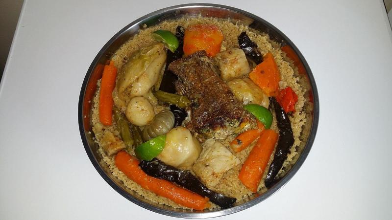   Navets, cuits, accompagné de carottes et de pommes de terre, dans une assiette de couscous.