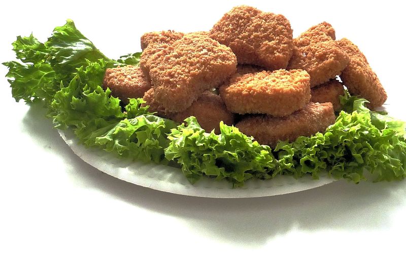 Photo de nuggets de volaille accompagnées de feuilles de salade