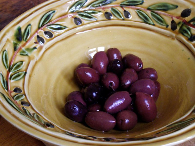 Photo d'un bol d'olives noires, à l'huile (à la grecque).