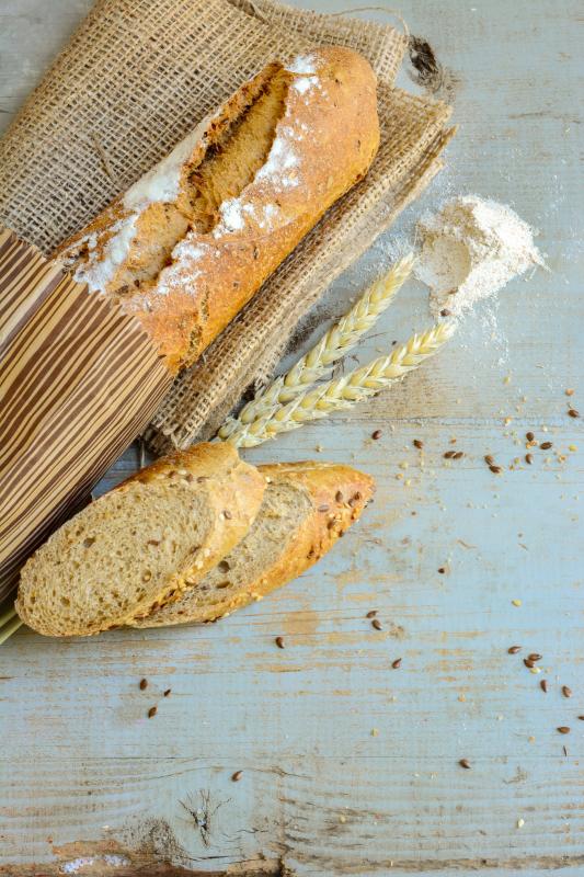 Photo d'un pain, baguette ou boule, aux céréales et graines, artisanal.