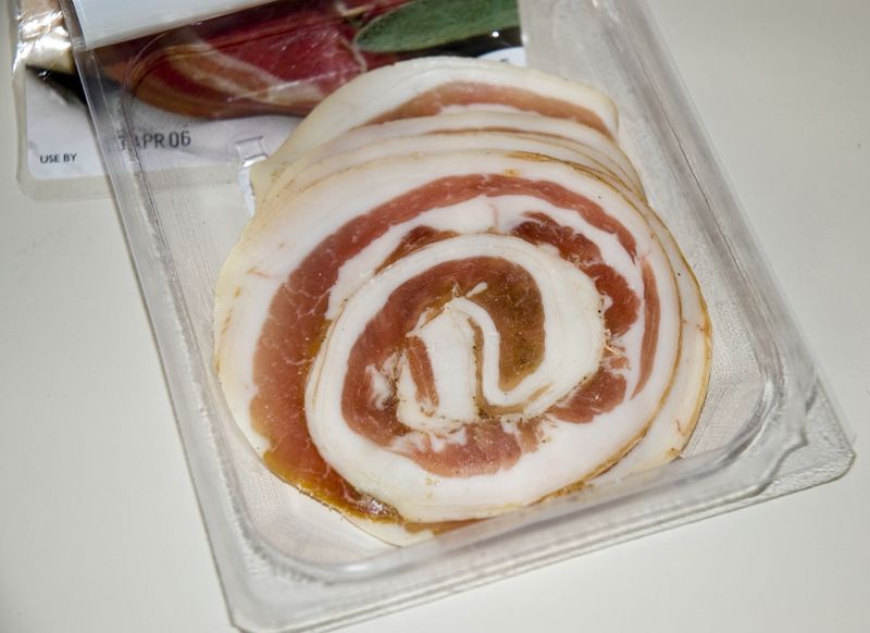 Photo de plat de pancetta ou poitrine roulée sèche