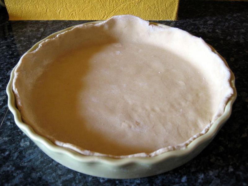 Pâte brisée, matière grasse végétale, cuite.