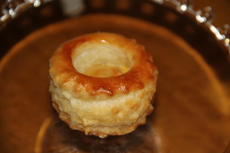 Photo de pâte feuilletée, cuite.