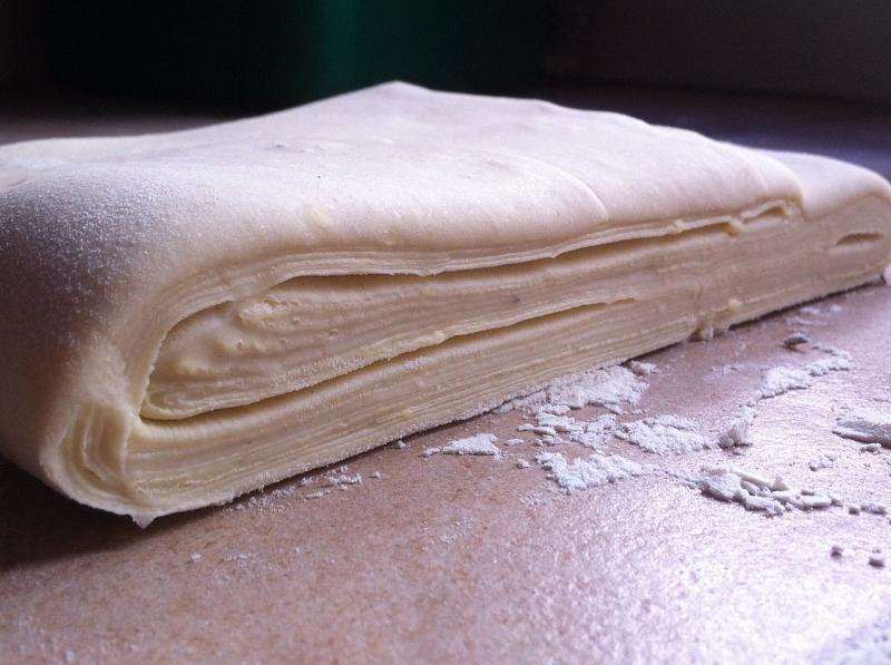 Pâte feuilletée, surgelée, crue.