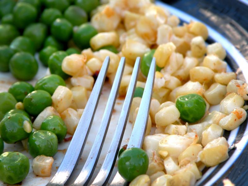 Photo d'un plat de légumes et de petis pois, appertisés, égouttés.