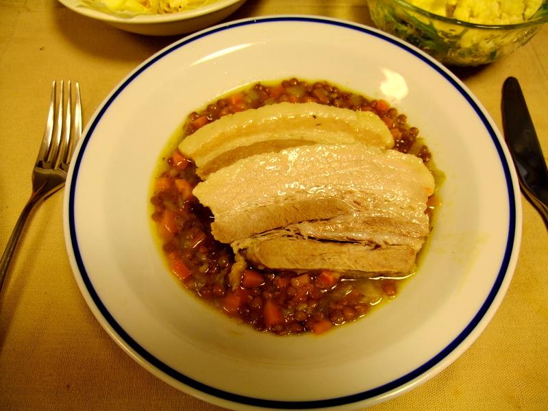 Photo d'une assiette de petit salé ou saucisse aux lentilles.