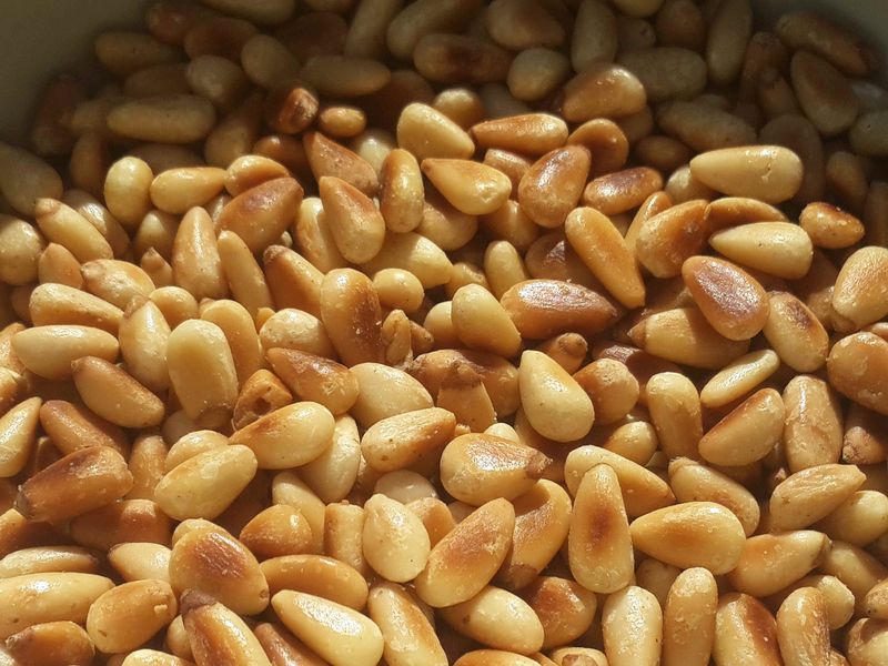 Photo de pignons de pin grillés.