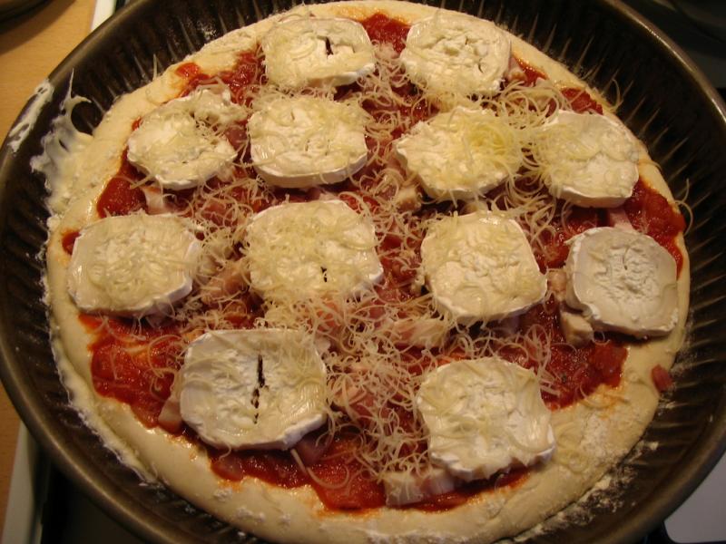 Pizza au chèvre et lardons.