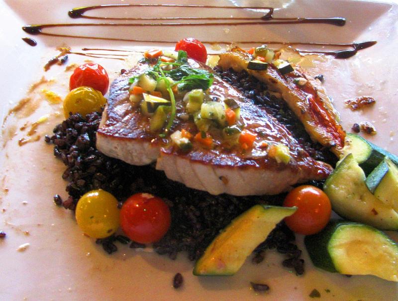 Poisson blanc à la provençale ou niçoise (sauce tomate).