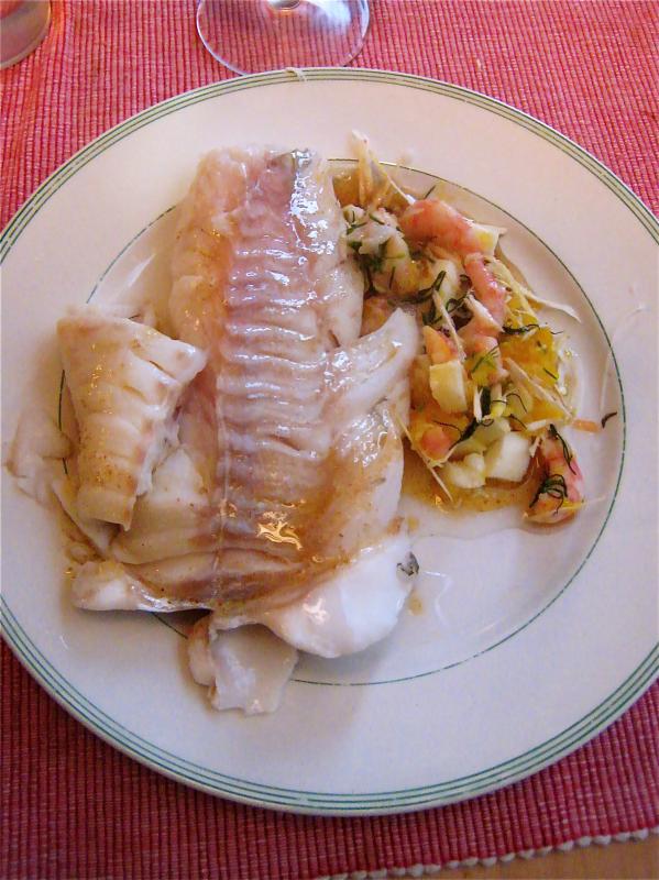 Photo de poisson blanc, de mer, cuit avec des petits légumes.