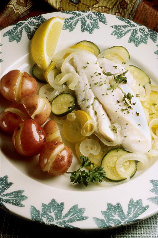 Photo d'un plat de poisson cuit (aliment moyen), assorti de légumes.