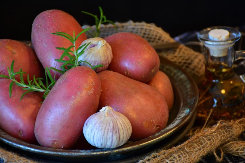 Pommes de terre, appertisées, égouttées.