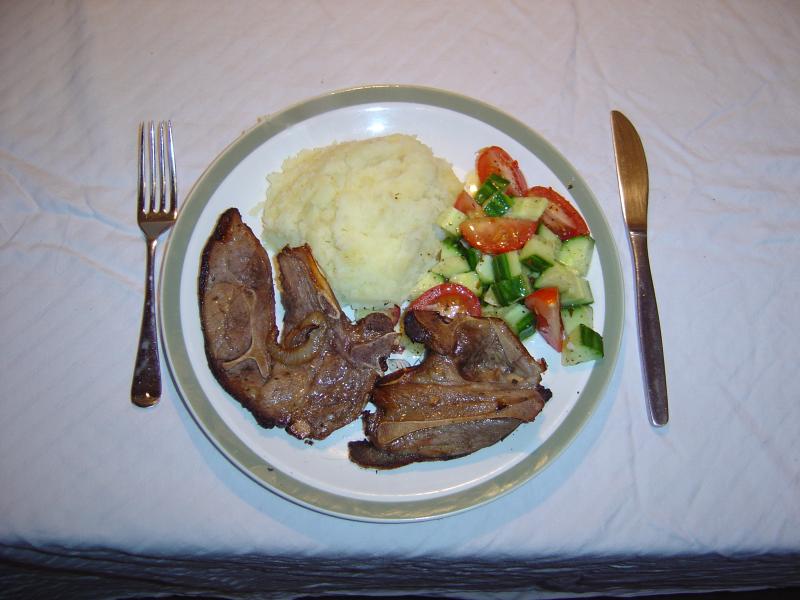 Pommes de terre, purée (aliment moyen), accompagnée de légumes et de viande.