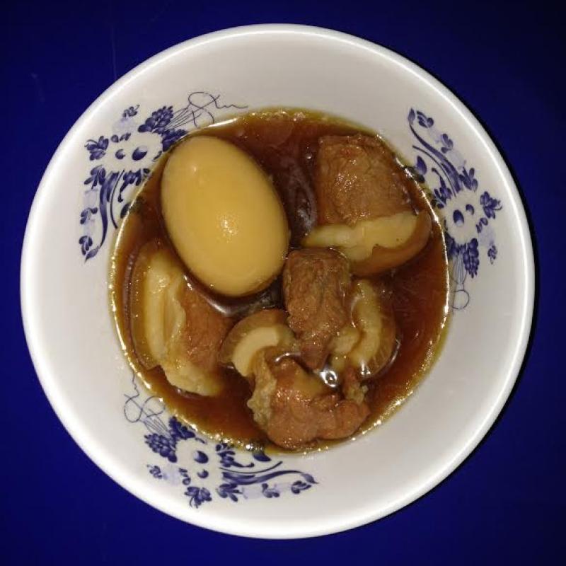Porc au caramel avec un oeuf.
