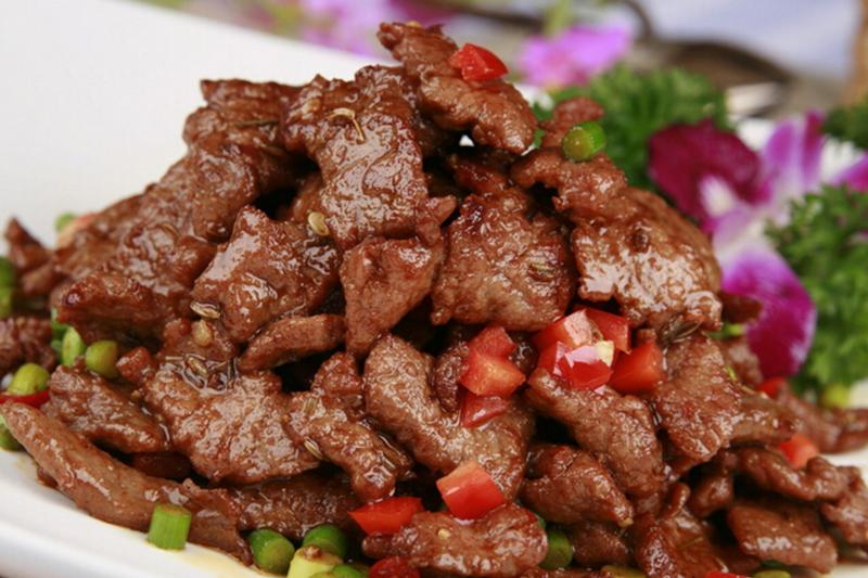 Photo d'un plat d'échine de porc rôtie/cuite au four.