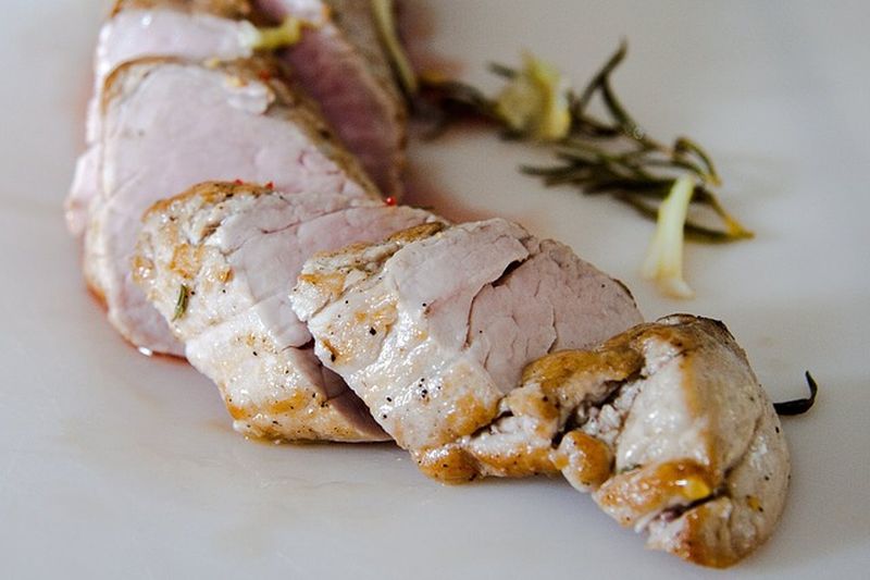 Photo de filet de porc maigre, en rôti, cuit, en tranches