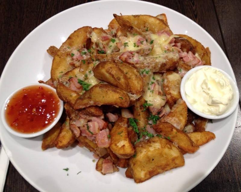 Potatoes ou Wedges ou Quartiers de pommes de terre épicés, surgelées, cuites.