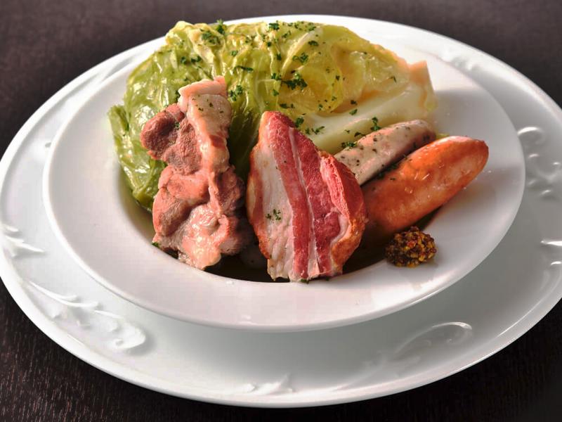 Photo d'une assiette de potée auvergnate (chou et porc).