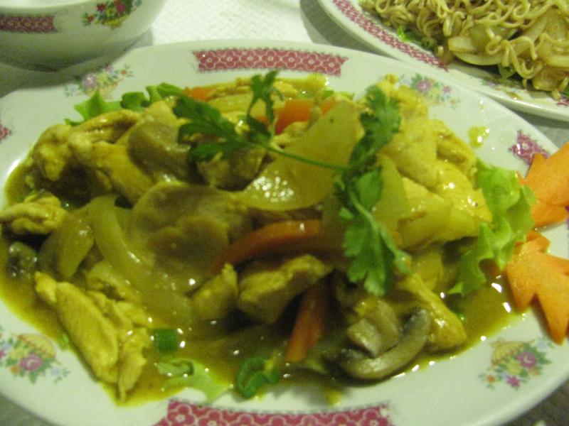Photo d'une assiette de poulet au curry et au lait de coco.