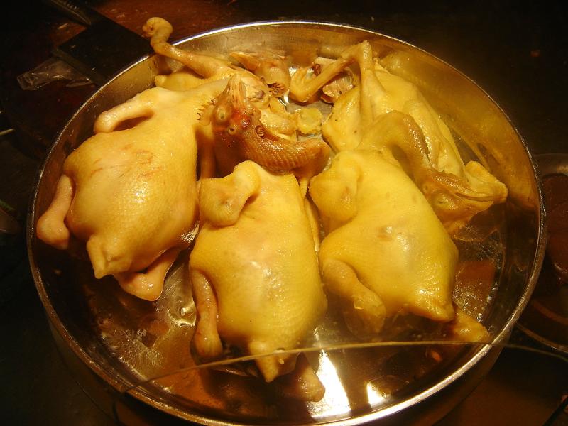 Poulets, cuisses, viandes et peaux, bouillis/cuits à l'eau.
