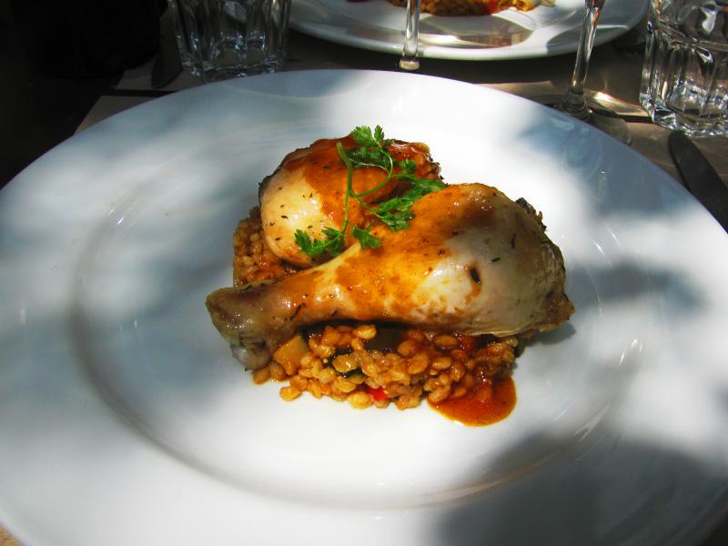 Photo de cuisses de poulet, viande rôtie/cuite au four.