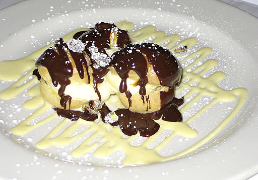 Icône de profiterole avec glace vanille et sauce chocolat