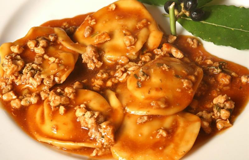 Icône de ravioli à la viande, sauce tomate